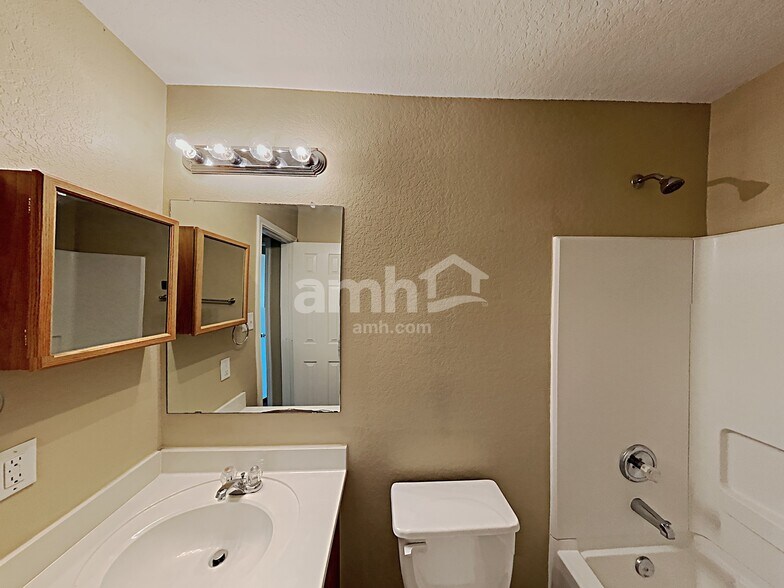 Building Photo - 9239 Pacific Maple