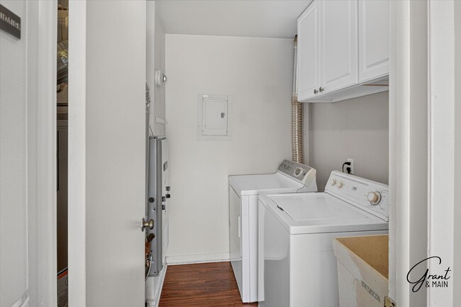 Building Photo - 24715 Meadow Ln