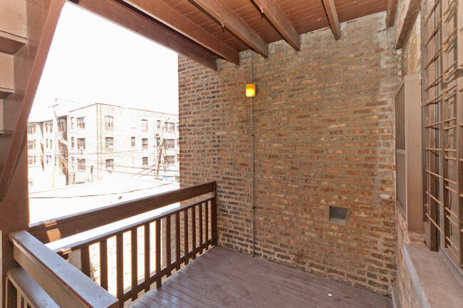 Building Photo - Rehabbed Second Floor Southport Corridor T...