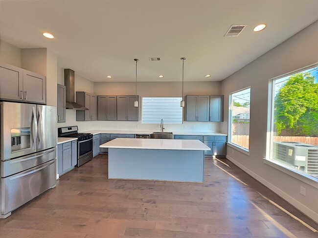 Building Photo - 418 Yale Oaks Ln
