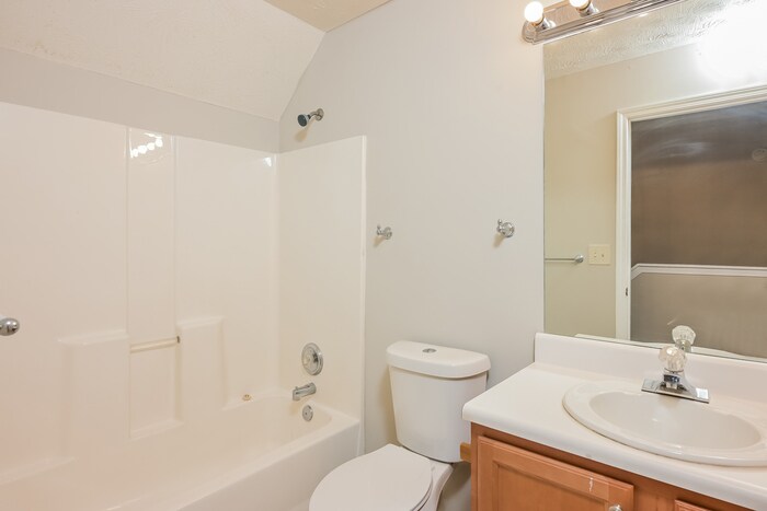 Building Photo - 2898 Zingara Rd NE