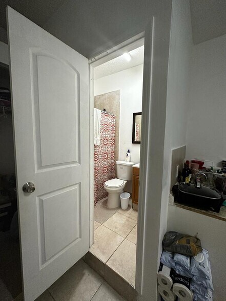 Building Photo - 760 W 76th St