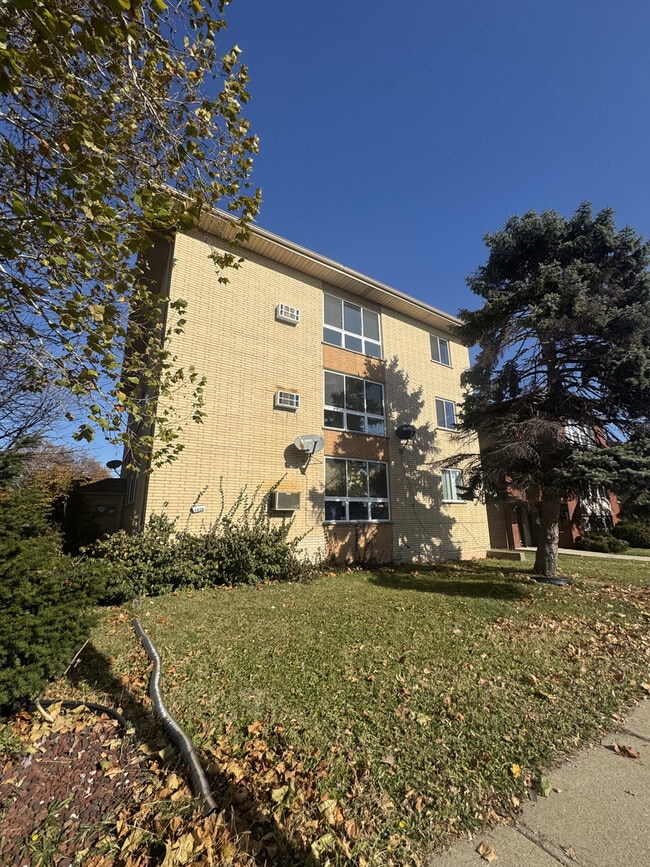 Primary Photo - 4656 W 87th St