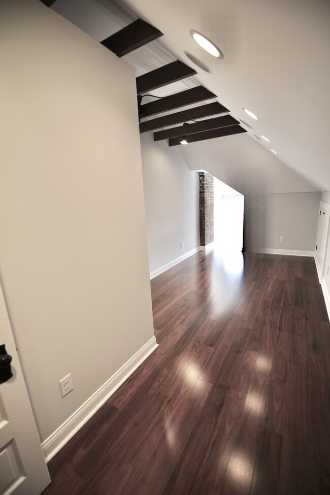 Building Photo - 310 E Beck St