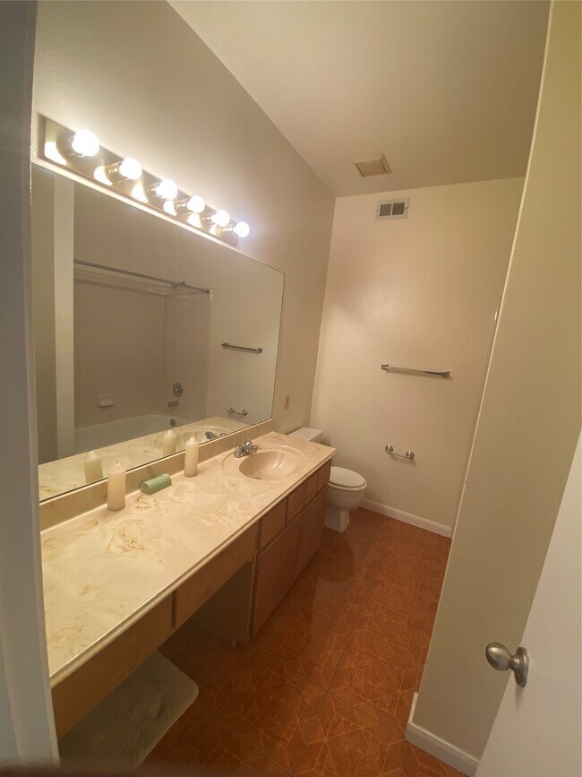 Building Photo - 2856 Holly Hall St