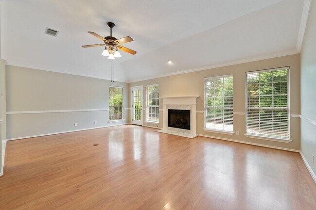 Building Photo - 2110 Red Oak Cir