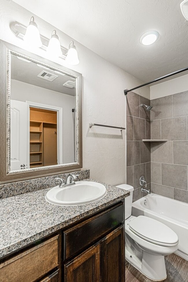 Building Photo - Buena Vida awaits for you!