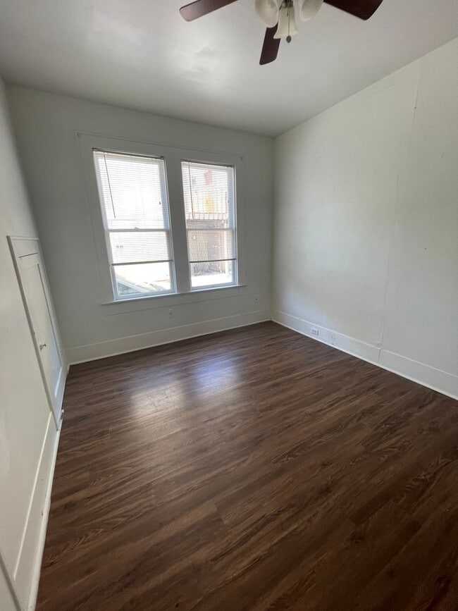 Building Photo - 3bed/1bath Duplex on West Campus