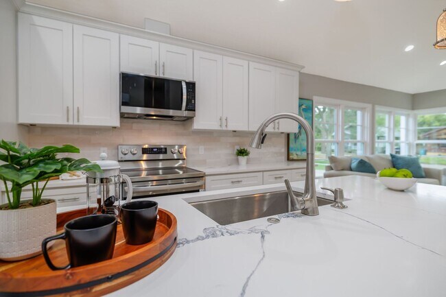 Building Photo - Adorable rental available in heart of Orlando !