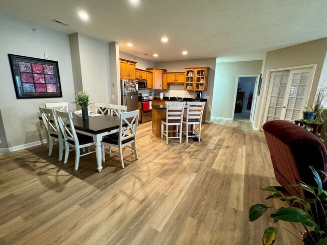 Building Photo - Beautiful Condo!