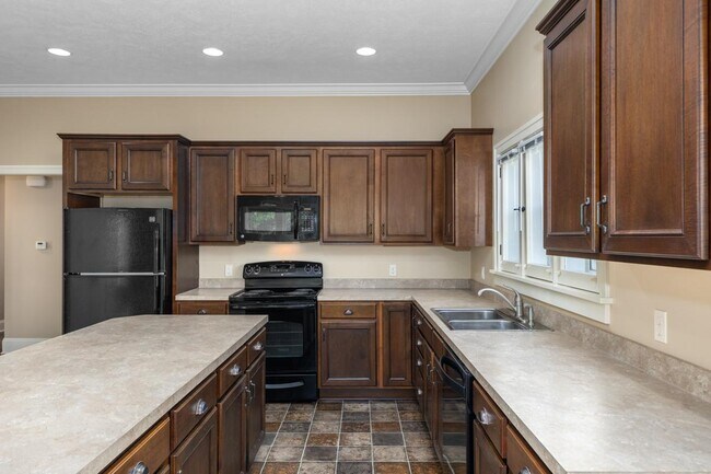 Building Photo - 835 Cherry St SE