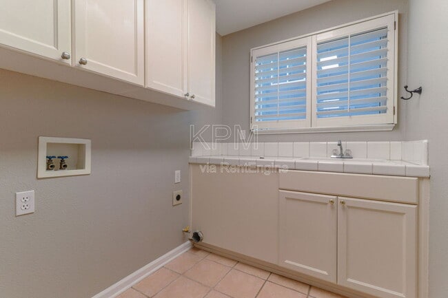 Building Photo - 2326 Carriage Dr