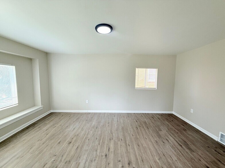 Building Photo - This beautifully updated 3-bedroom, 1-bath...