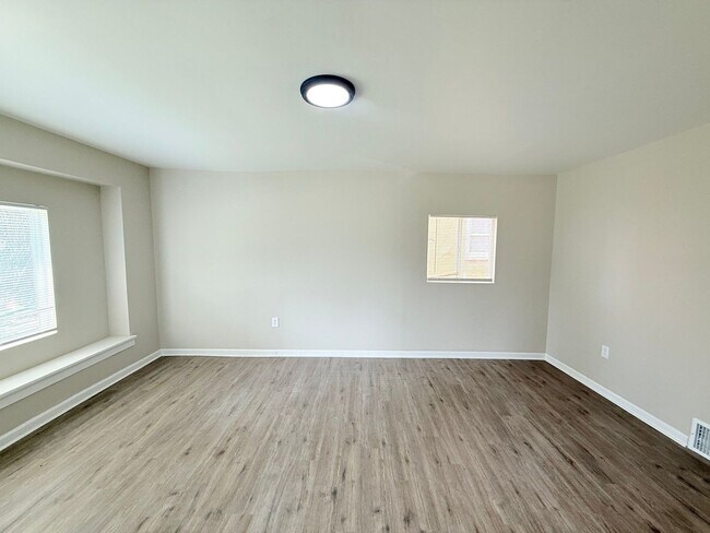 Building Photo - Fully Renovated 3-Bedroom Home – Move-In R...