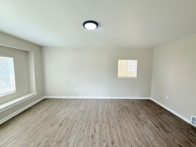 Building Photo - Renovated 3-Bedroom Home – We Welcome Sect...