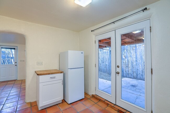 Building Photo - Quaint Studio in Prime Location