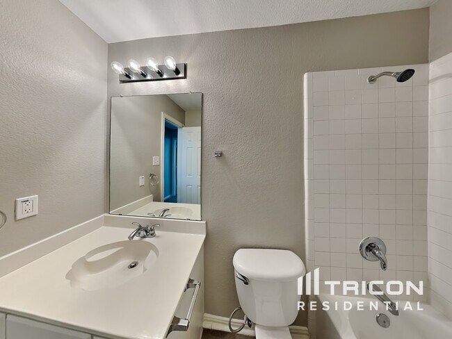 Building Photo - 523 Pinnacle Dr