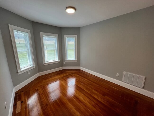 Building Photo - Renovated 4 bed 2 baths in Somerville.... Don't miss out!