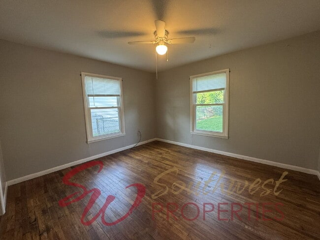 Building Photo - 3 bedroom 1 bath with large bedrooms! Easy walk to campus!
