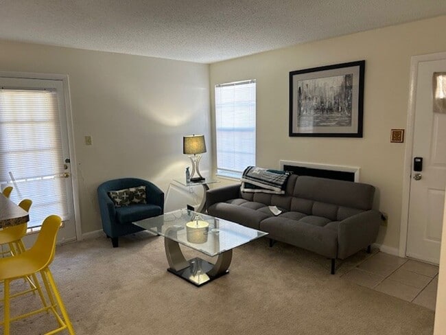 Building Photo - ***2 BED Condo Centrally located!!