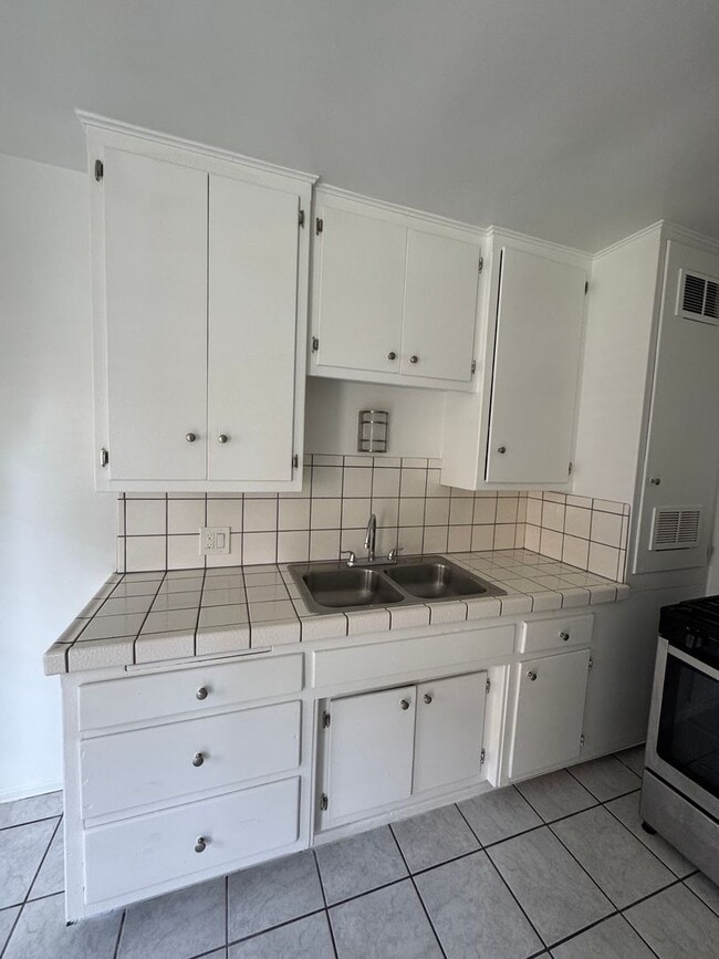 Building Photo - 1 Bedroom in Gardena With Parking Included...