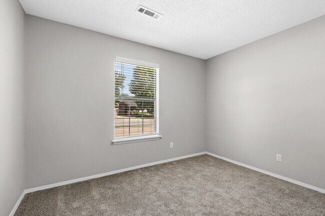 Building Photo - Cozy 2 Bedroom Duplex with Fireplace & Spacious Backyard!