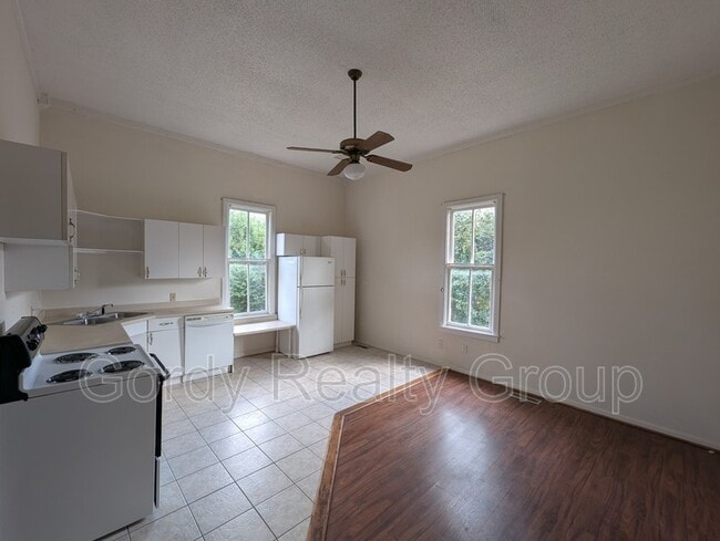 Building Photo - 2972 Dickson St