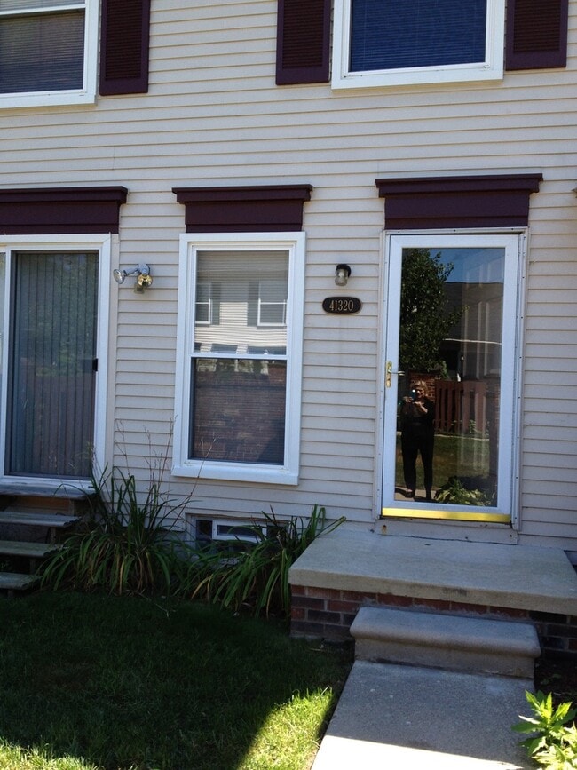 Building Photo - 2 BED - 1.5 BATH CANTON CONDO -----NORTHWIND