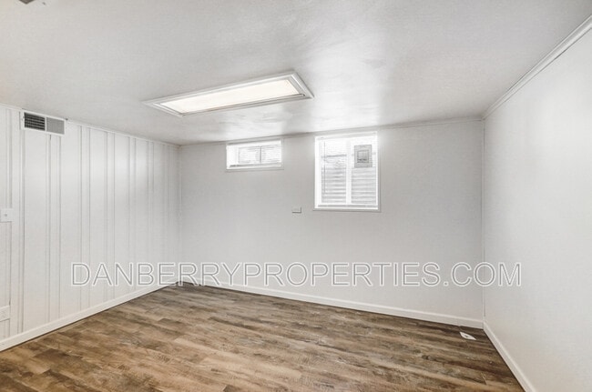 Building Photo - 1133 N Byrne Rd