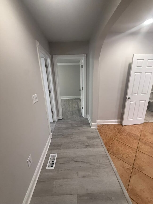 Building Photo - 4-bedroom, 2 full bathroom, 1 story house