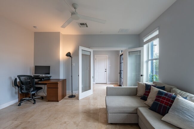 Building Photo - 1318 Reinerman St