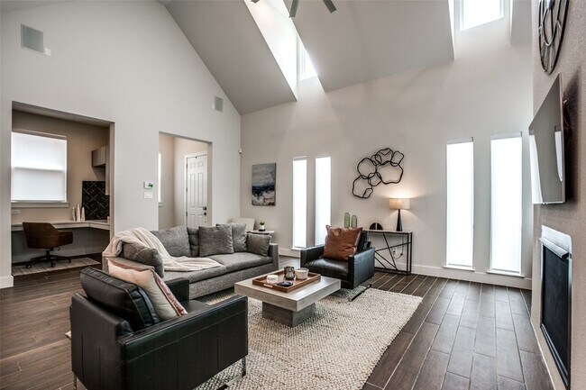 Building Photo - 7021 Royal View Dr