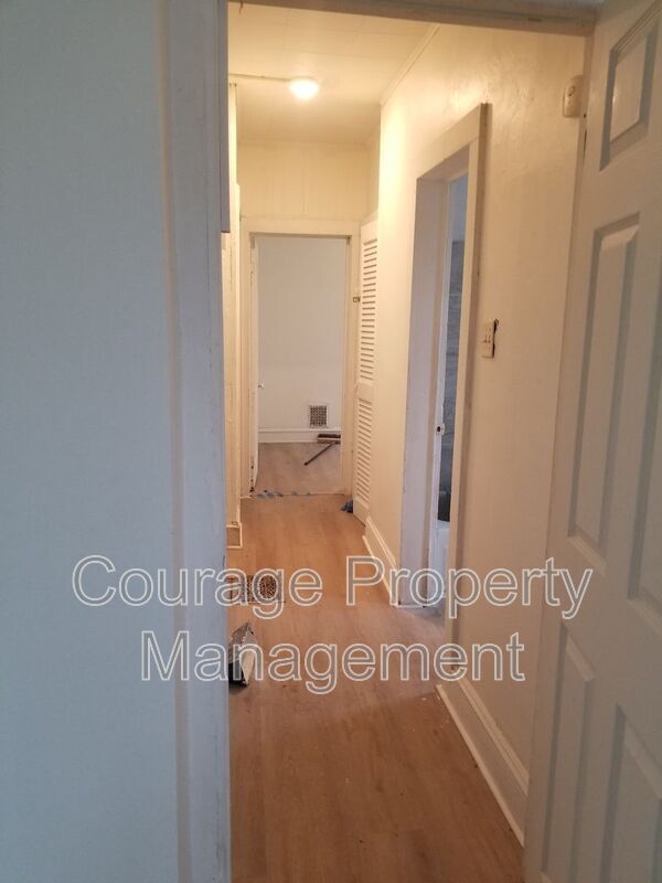 Building Photo - 514 W 1st St