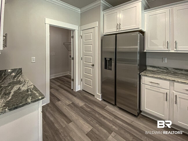 Building Photo - 10078 Lakeview Dr