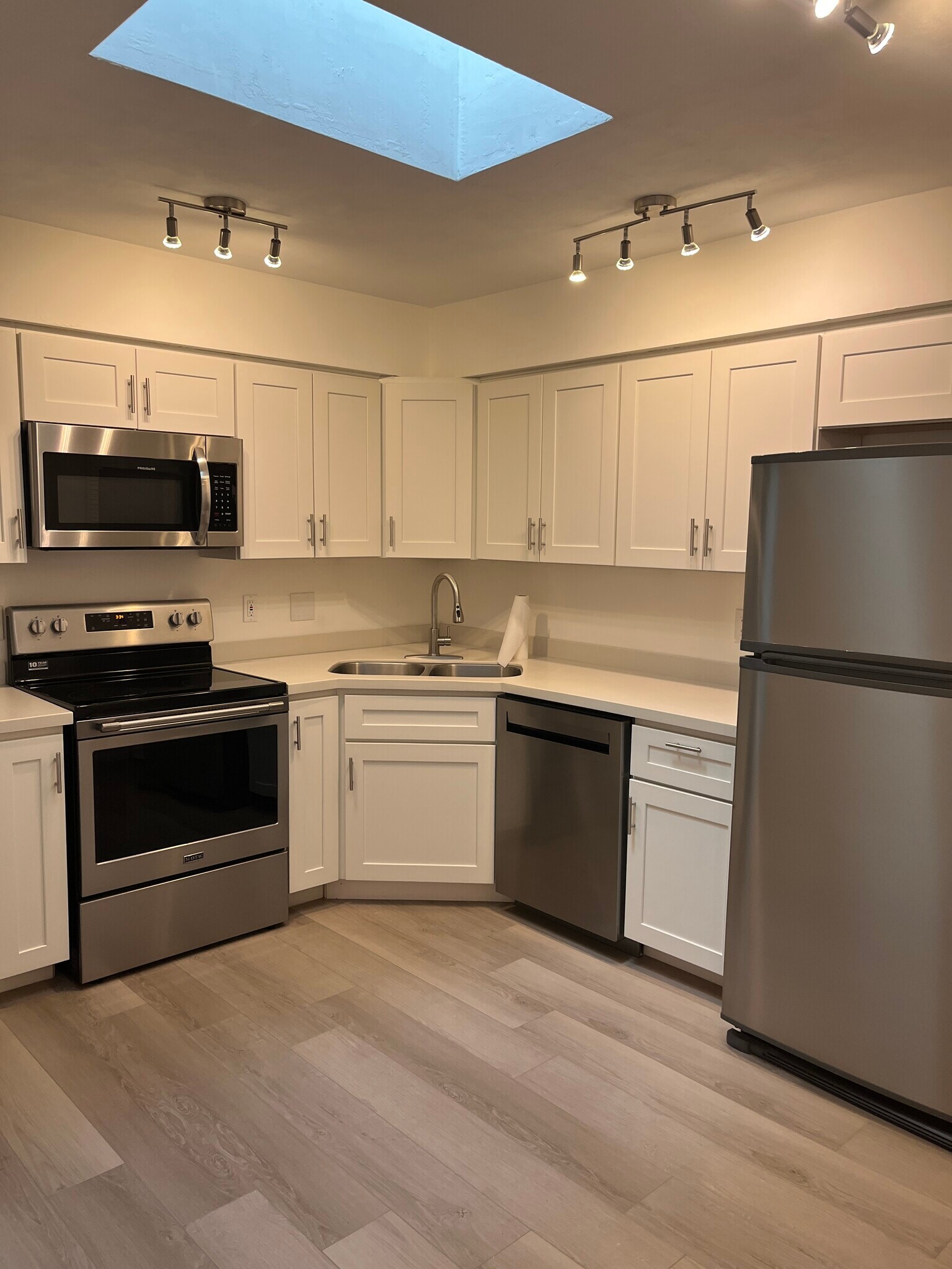 Building Photo - 6180 Olympic Ct