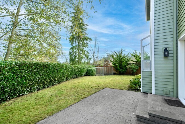 Building Photo - Spacious 5 Bedroom 3 Bath Home w/ 3-Car Garage and New Updates!