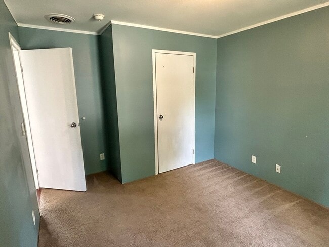 Building Photo - Spacious 4 Bedroom Home with Basement, Clo...