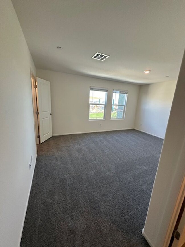 Building Photo - BRAND NEW DR HORTON GATED TOWNHOME COMMUNI...