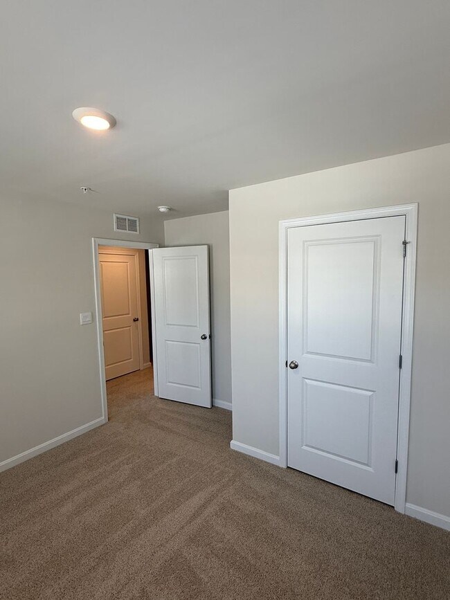 Building Photo - Beautiful 4BR Home with Garage & Modern Kitchen in Greenway Farms
