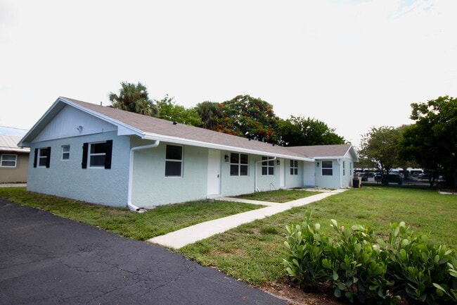 Building Photo - 8867 Sunset Dr