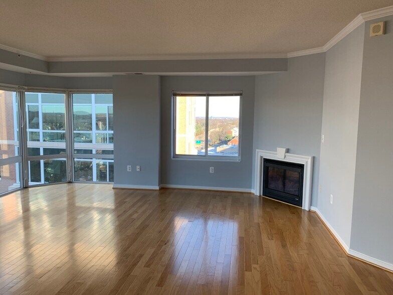 Building Photo - 3101 N Hampton Dr