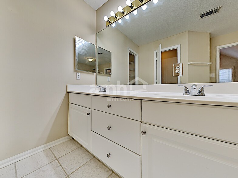 Building Photo - 1 Arbor Cove Dr
