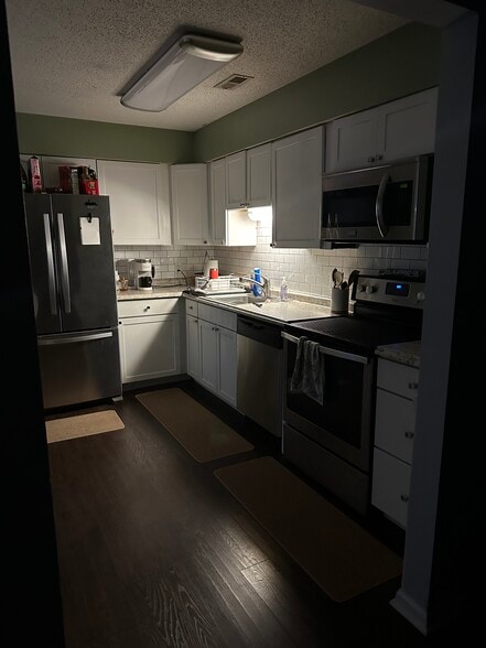 Building Photo - 669 Windhaven Dr