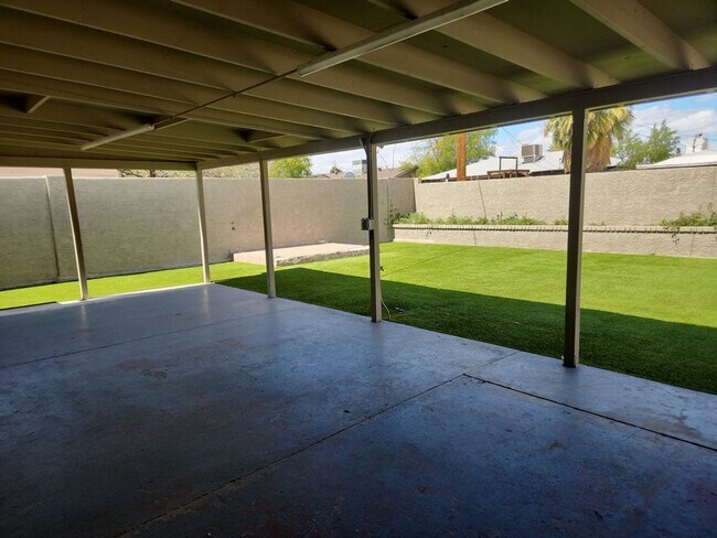 Building Photo - Coming Soon! 3 Bed, 1 Bath, Accross from GCU!! (Available on 06/15/26)