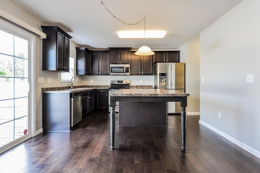 Building Photo - 5006 Watsonia Dr
