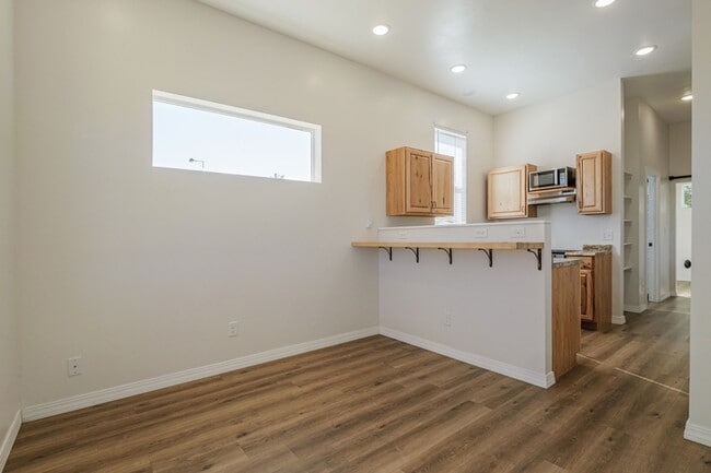 Building Photo - 303 Mountain View St