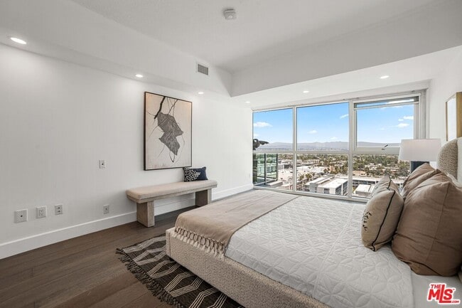 Building Photo - 13600 Marina Pointe Dr