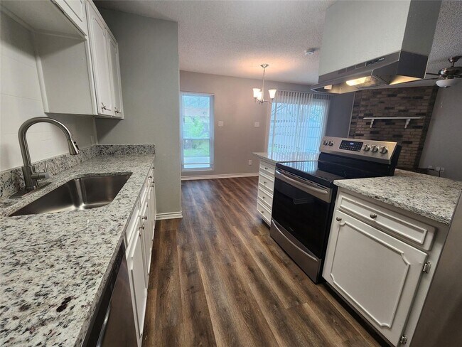 Building Photo - 3 BR/2BA | Updated Single Family Home | 2-Car Garage | Fenced backyard