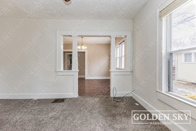 Building Photo - 409 S Celia Ave