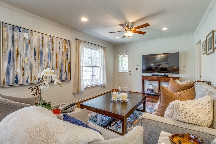 Building Photo - 3732 Seguin Dr